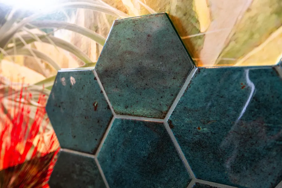 Grüne Hexagon-Fliesen in der Nahaufnahme